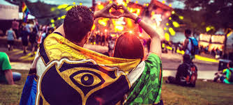 Tomorrowland es un festival de música electrónica de baile celebrado anualmente en la localidad de Boom. El festival es organizado por ID&T y se calcula que anualmente acuden más de 1.400.000 personas de casi 200 nacionalidades distintas.​​ https://www.youtube.com/watch?v=HkyVTxH2fIM